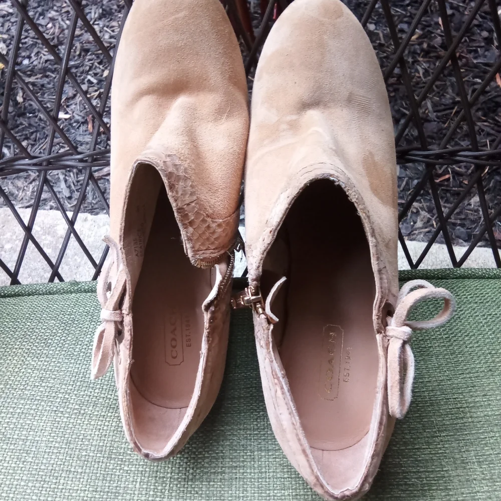 Coach Beatrice Suede Ankle Bootie Pumps Size 8.